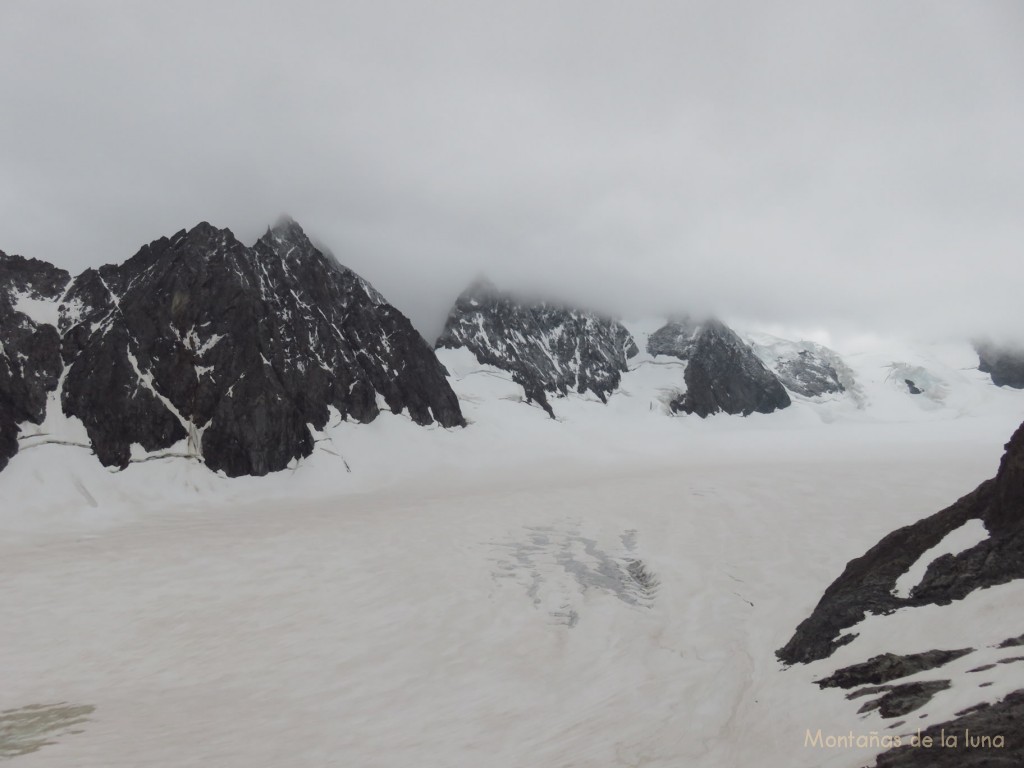 Martes de mal tiempo en los Alpes. Abajo el Glaciar Blanc